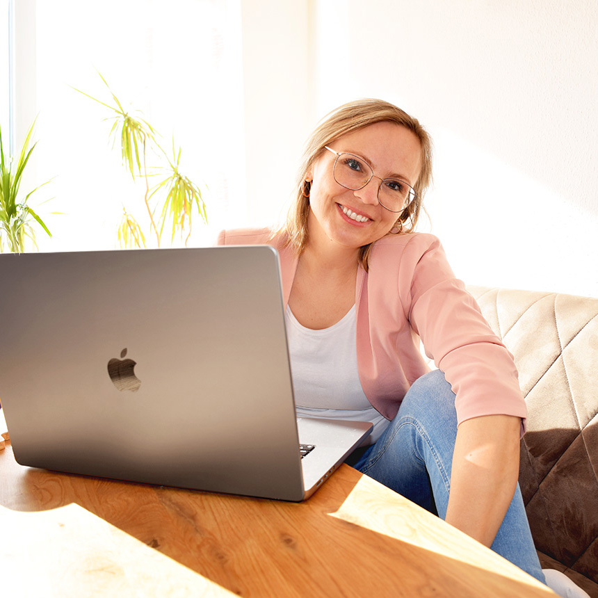 Irene Friedl mit Laptop