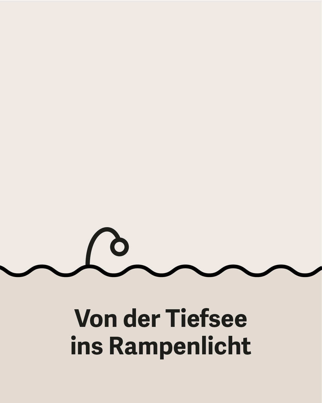 Die Antenne des Anglerfisches ragt aus dem Wasser mit dem Spruch "Von der Tiefsee ins Rampenlicht"